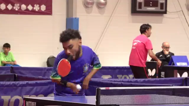 El espa&ntilde;ol Anthony Fernandes juega al tenis de mesa con la pala en la boca
