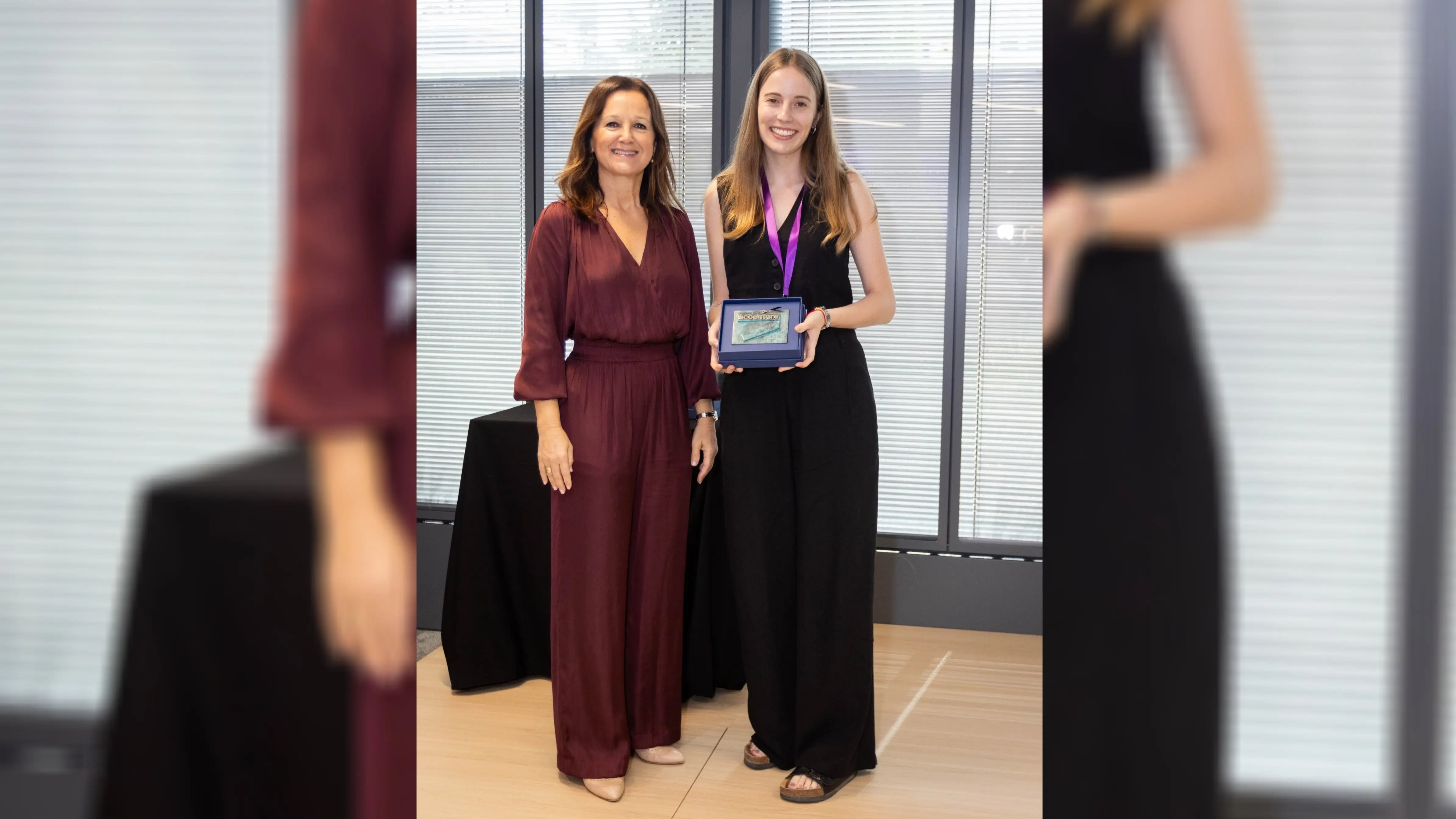 Mar&iacute;a Gil junto a la presidenta de Accenture, Mercedes Oblanca