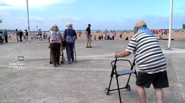Ancianos visitando el mar por primera vez 
