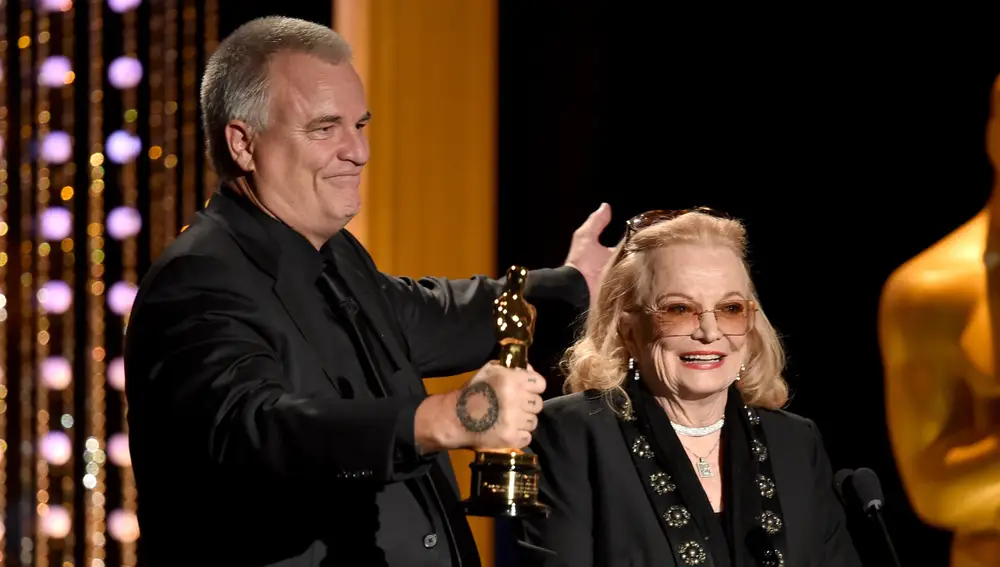 La actriz Gena Rowlands recibe el Oscar honorífico en 2015 de la mano de su hijo, el director Nick Cassavetes La actriz Gena Rowlands recibe el Oscar honorífico en 2015 de la mano de su hijo, el director Nick Cassavetes