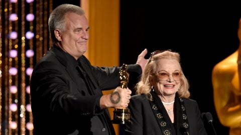 La actriz Gena Rowlands recibe el Oscar honorífico en 2015 de la mano de su hijo, el director Nick Cassavetes
