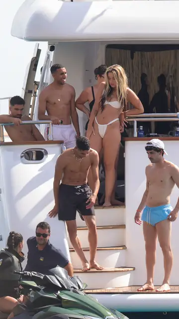 Achraf Hakimi y Lola índigo, junto a un grupo de amigos, en Ibiza Achraf Hakimi y Lola índigo, junto a un grupo de amigos, en Ibiza