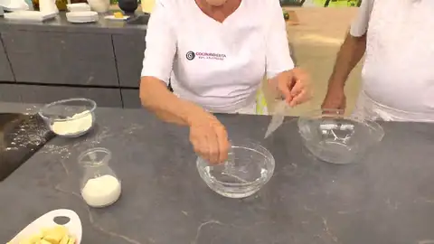Gelatina en un bol con agua Gelatina en un bol con agua