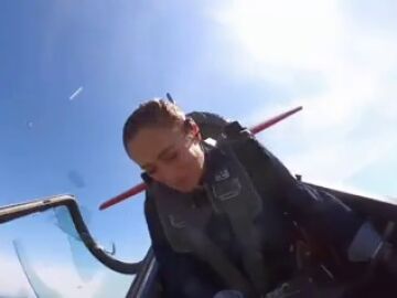 Vídeo | El angustioso momento en el que a una piloto se le abre la cabina en plena acrobacia