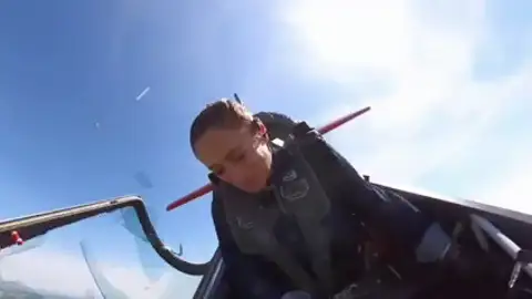 Vídeo | El angustioso momento en el que a una piloto se le abre la cabina en plena acrobacia