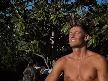 Marcos Llorente tomando el sol