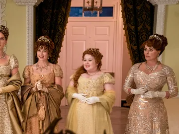 La familia Featherington en Los Bridgerton: Bessie Carter como Prudence, Harriet Cains como Philipa, Nicola Coughlan como Penelope y Polly Walker como Lady Portia La familia Featherington en Los Bridgerton: Bessie Carter como Prudence, Harriet Cains como Philipa, Nicola Coughlan como Penelope y Polly Walker como Lady Portia