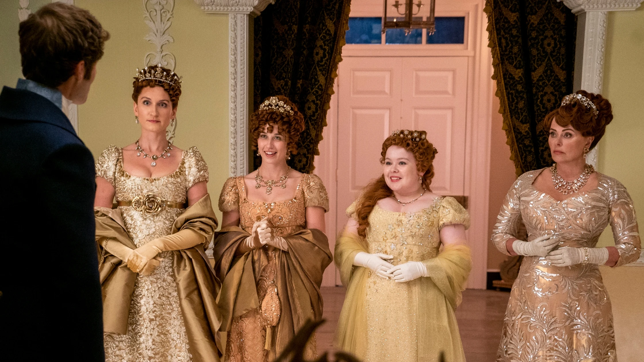 La familia Featherington en Los Bridgerton: Bessie Carter como Prudence, Harriet Cains como Philipa, Nicola Coughlan como Penelope y Polly Walker como Lady Portia