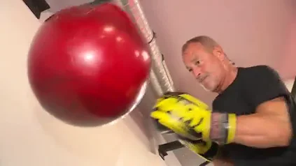 Enrique Camoeiras, boxeador a los 67 años: "Me da seguridad y autoestima" Enrique Camoeiras, boxeador a los 67 años: "Me da seguridad y autoestima"