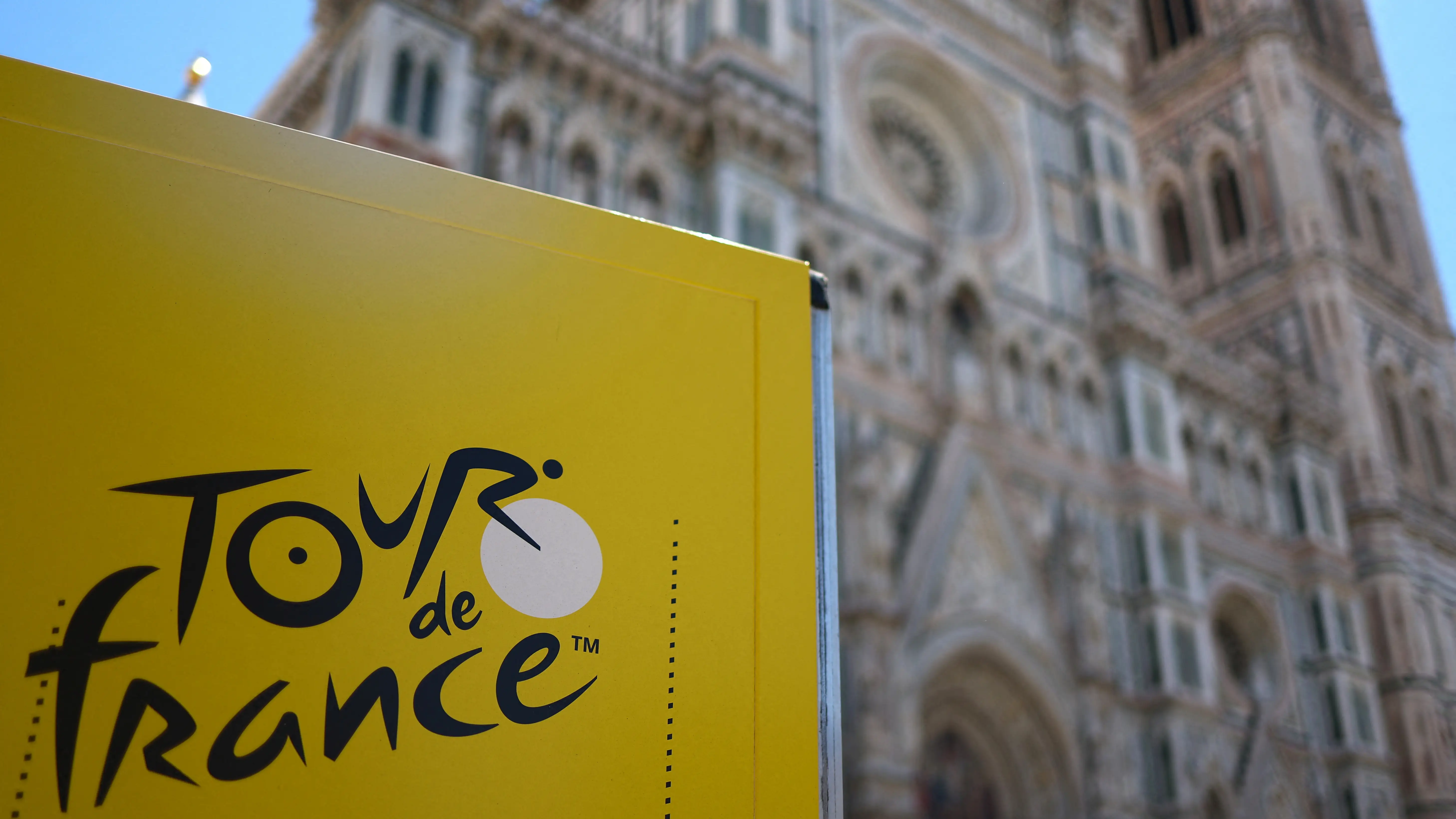 Uncartel del tour de Francia en Florencia, ciudad desde la que arranca la 111 edición Uncartel del tour de Francia en Florencia, ciudad desde la que arranca la 111 edición