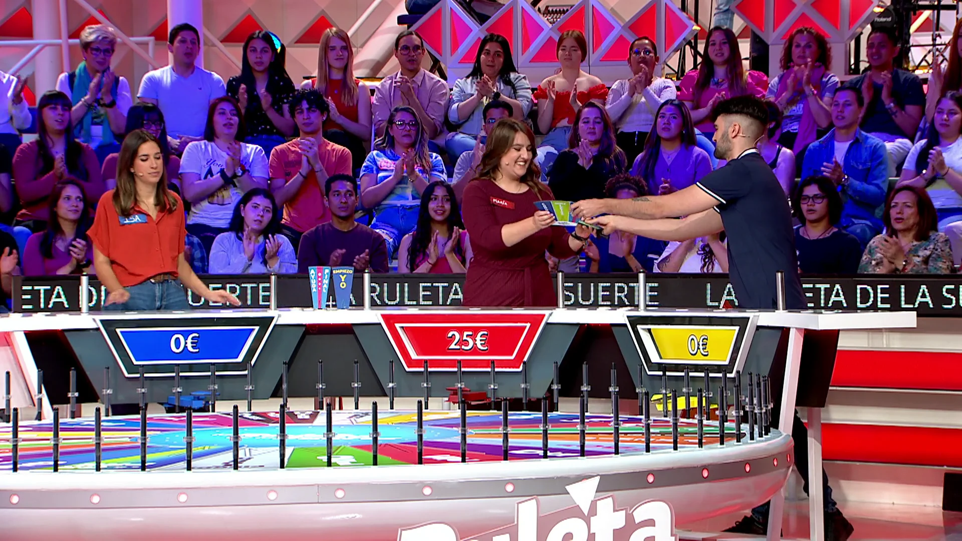 Mar&iacute;a aprovecha su turno y&hellip; &iexcl;le roba a Carlos todos sus premios!
