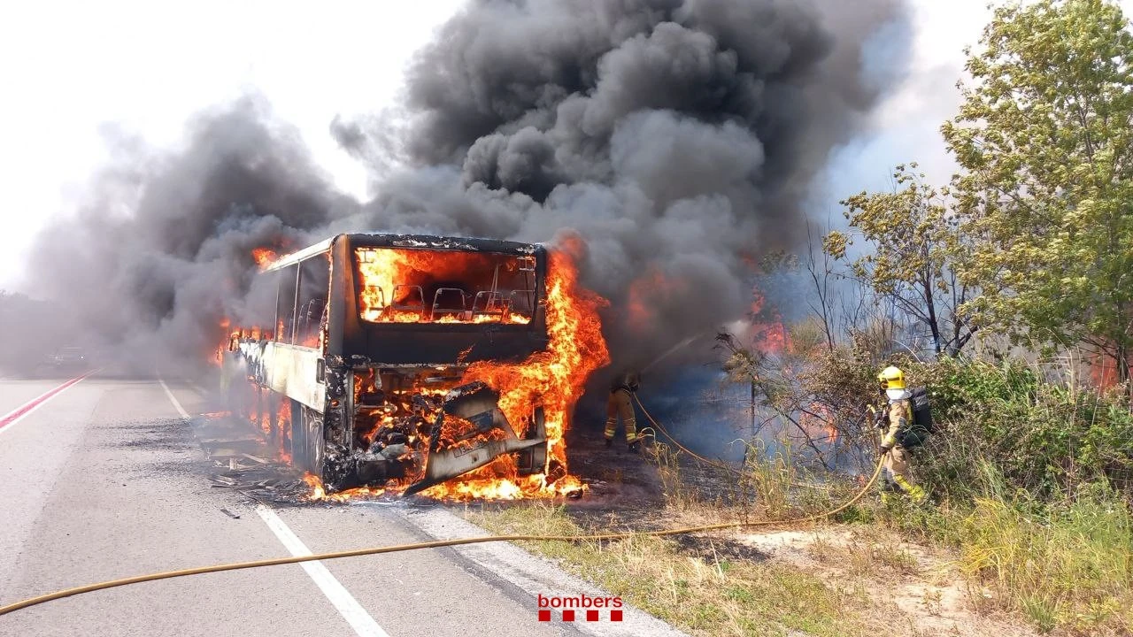 El autobús incendiado El autobús incendiado