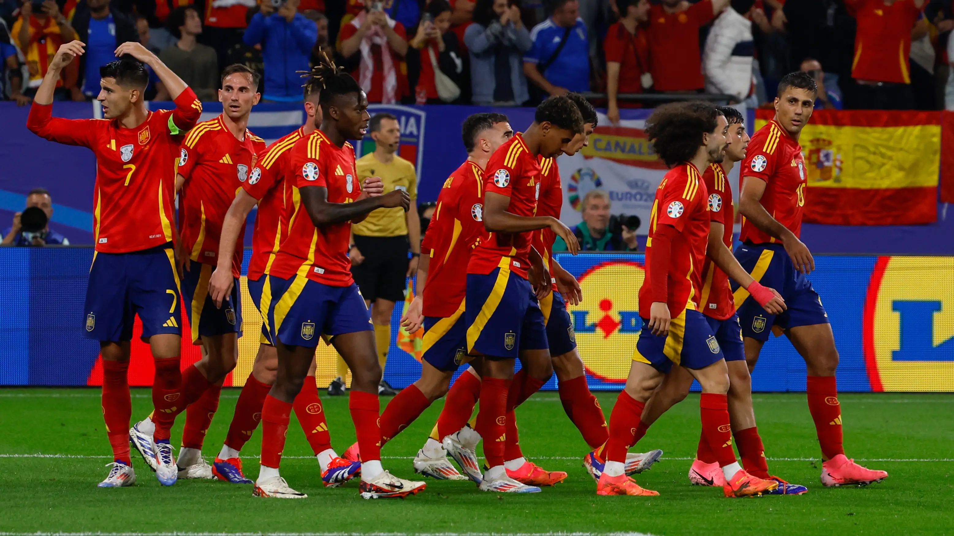 Los jugadores de Espa&ntilde;a celebran el gol ante Italia en la segunda jornada de la Eurocopa 2024