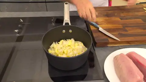 Pela la manzana, córtala en dados e incorpórala Pela la manzana, córtala en dados e incorpórala