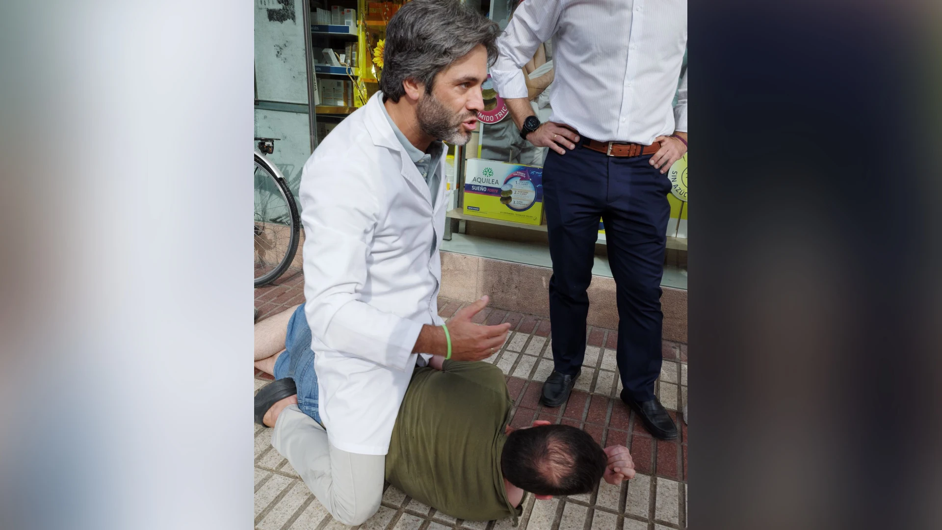 El farmac&eacute;utico con el ladr&oacute;n
