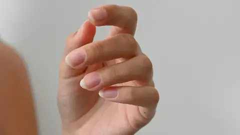 Primer plano de uñas largas al natural Primer plano de uñas largas al natural