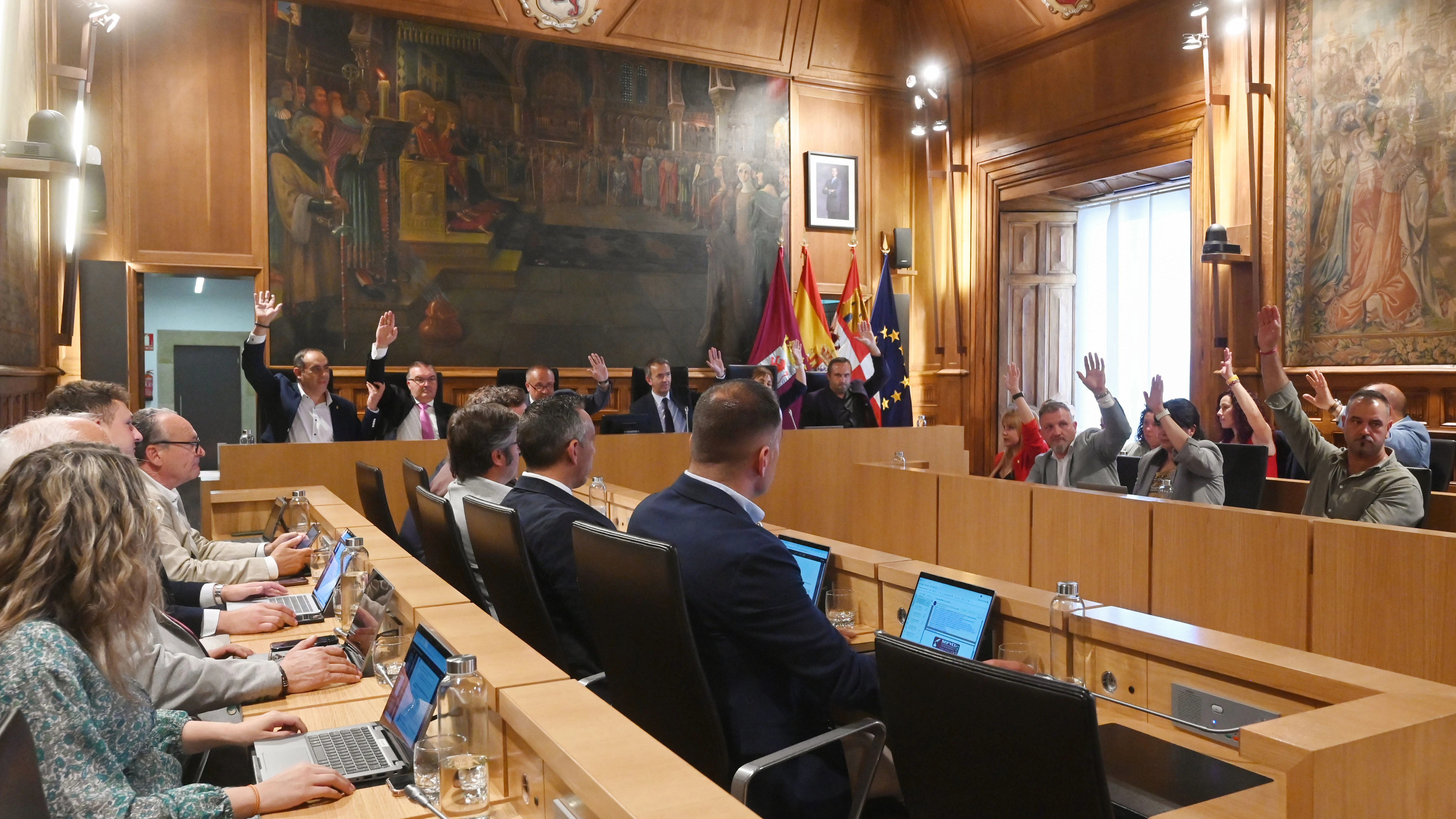 Un momento del pleno de la Diputación de León, donde se ha aprobado una moción que pide la autonomía de la Región Leonesa Un momento del pleno de la Diputación de León, donde se ha aprobado una moción que pide la autonomía de la Región Leonesa