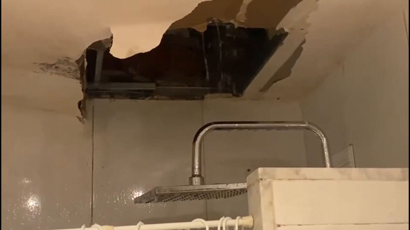 Se duchan en la terraza por culpa de la okupa del piso de arriba: 