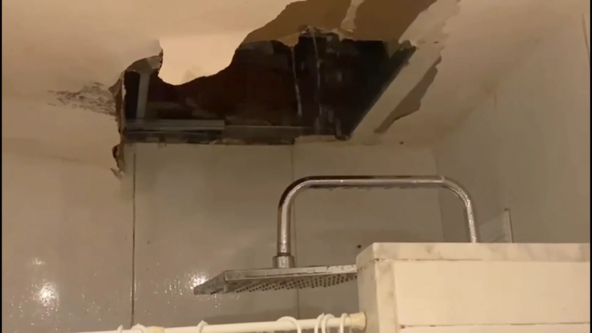 Se duchan en la terraza por culpa de la okupa del piso de arriba: "Me ha dejado claro que soy una mentirosa"