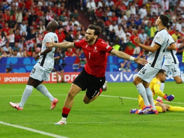 Khvicha Kvaratskhelia celebra su gol ante Portugal