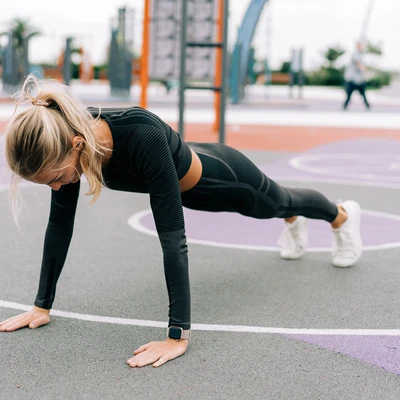 Mujer practicando un ejercicio isométrico: una flexión