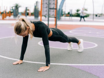 Mujer practicando un ejercicio isométrico: una flexión