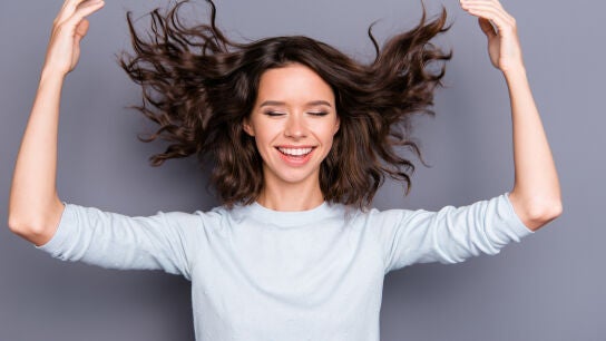 Melena al viento y brazos al aire