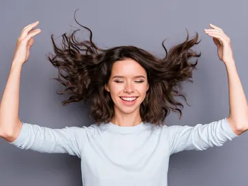 Melena al viento y brazos al aire Melena al viento y brazos al aire