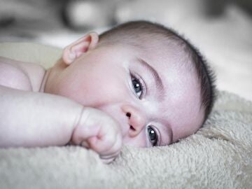 Primer plano de bebé con los ojos abiertos