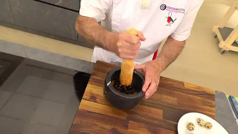 asa los ingredientes (escurridos) al mortero y májalos bien. asa los ingredientes (escurridos) al mortero y májalos bien.