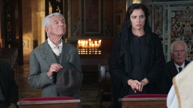 ¡Todo por su familia! Carmela se casa por poderes para poder partir hacia América 