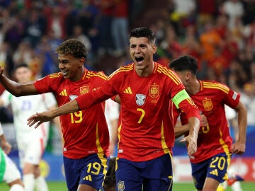 Morata y Lamine Yamal celebran el gol ante Italia en fase de grupos