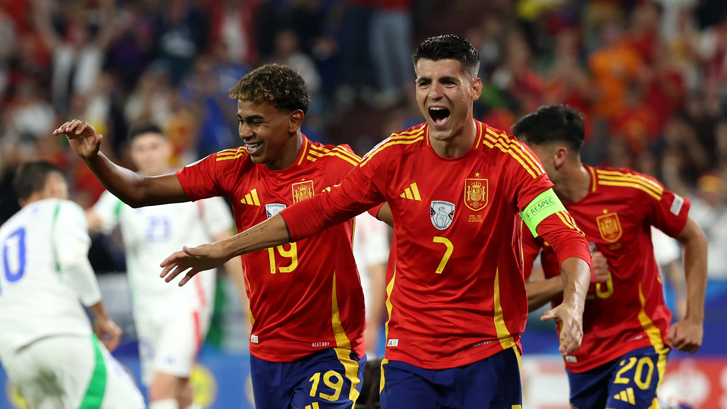 Morata y Lamine Yamal celebran el gol ante Italia en fase de grupos