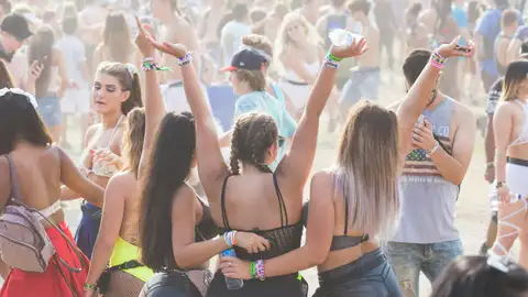 Chicas bailando en un festival de música Chicas bailando en un festival de música