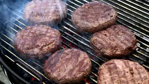Imagen de archivo de varias carnes de hamburguesa a la parrilla