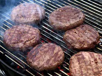 Imagen de archivo de varias carnes de hamburguesa a la parrilla Imagen de archivo de varias carnes de hamburguesa a la parrilla