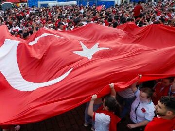 Aficionados turcos en la fan zone de Colonia, Alemania