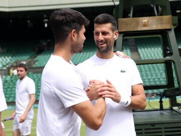 Alcaraz saluda a Djokovic en la pista central de Wimbledon