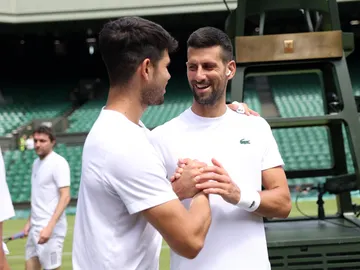 Alcaraz saluda a Djokovic en la pista central de Wimbledon Alcaraz saluda a Djokovic en la pista central de Wimbledon