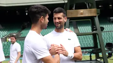 Alcaraz saluda a Djokovic en la pista central de Wimbledon