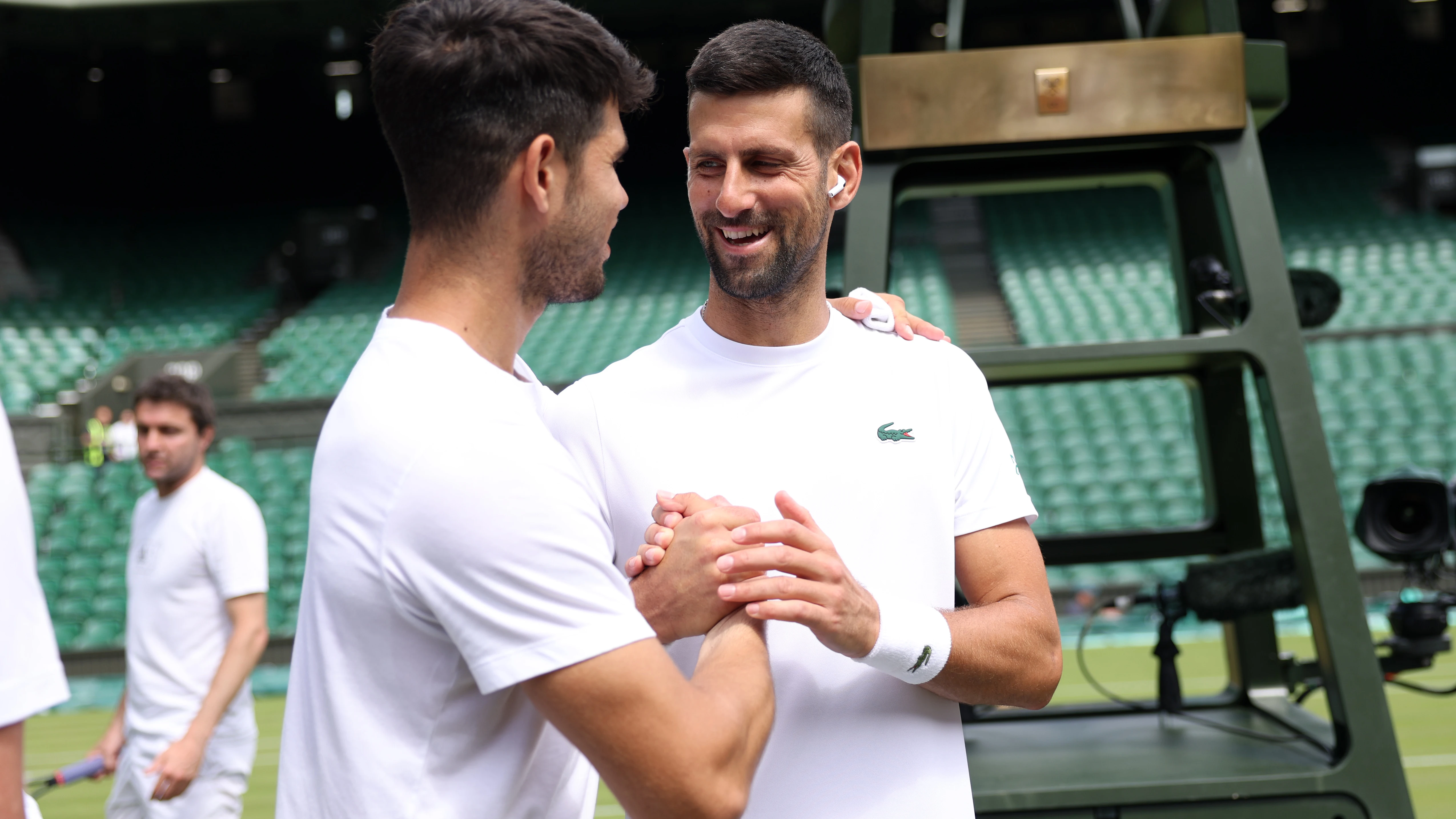 Alcaraz saluda a Djokovic en la pista central de Wimbledon Alcaraz saluda a Djokovic en la pista central de Wimbledon