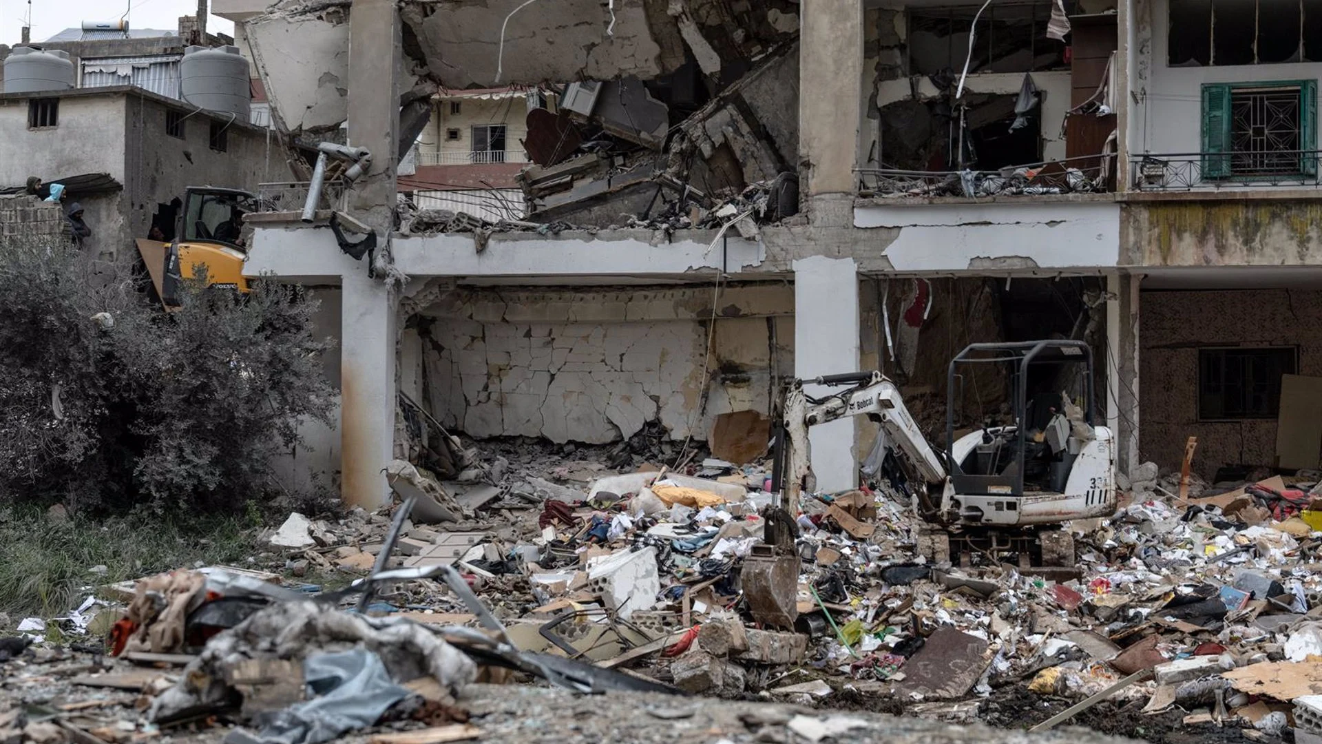 Al menos 19 muertos y cinco heridos tras un ataque israelí contra un edificio en el sur de Líbano Al menos 19 muertos y cinco heridos tras un ataque israelí contra un edificio en el sur de Líbano