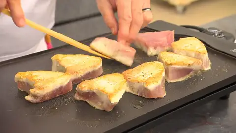 Ponlos sobre la plancha y cocínalos durante 1-2 minutos. Ponlos sobre la plancha y cocínalos durante 1-2 minutos.