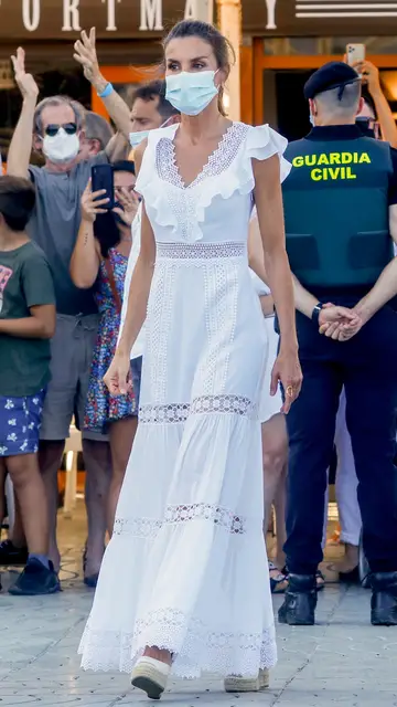 Reina Letizia vestida de Charo Ruiz en Ibiza el verano de 2020 Reina Letizia vestida de Charo Ruiz en Ibiza el verano de 2020