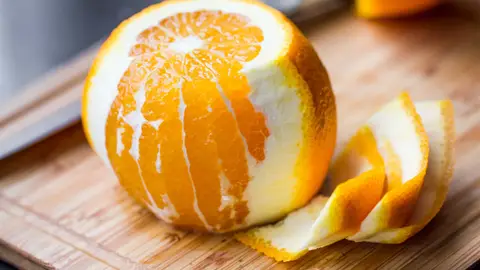 Naranja medio pelada Naranja medio pelada