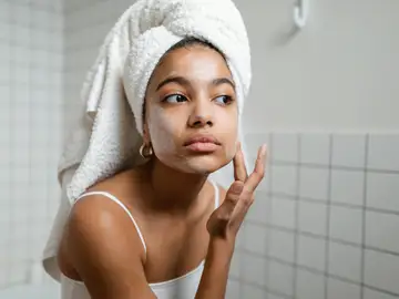 Chica se pone crema facial Chica se pone crema facial