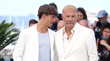Kevin Costner y su hijo Hayes en el Festival de Cannes presentando Horizon