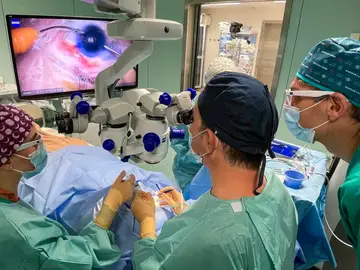 Médicos tratando el glaucoma Médicos tratando el glaucoma