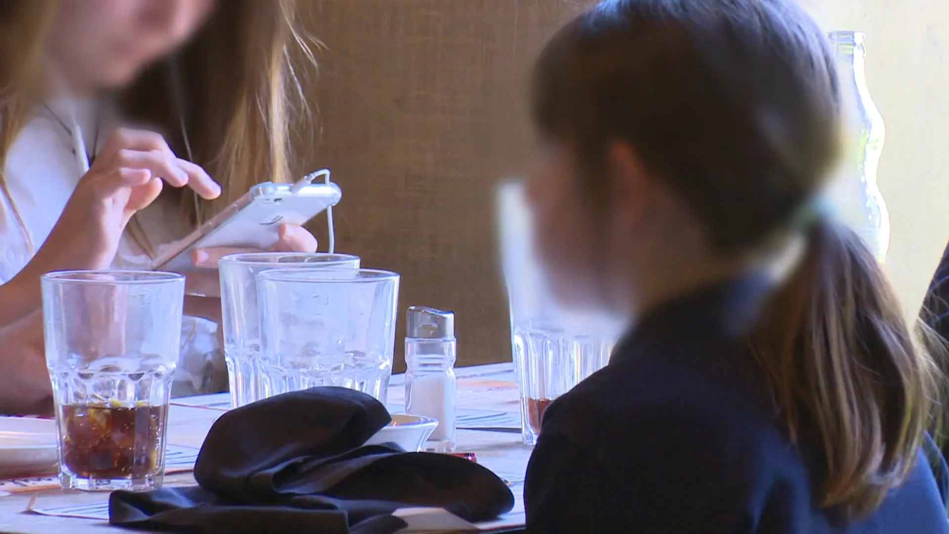 Los establecimientos libres de ni&ntilde;os, una moda extendida en Espa&ntilde;a: &iquest;Est&aacute;n siendo discriminadas las familias?