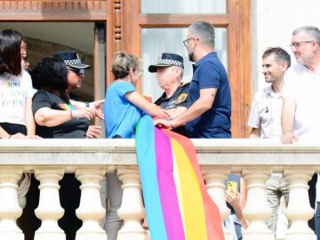 Agentes de policía retiran la bandera del Orgullo